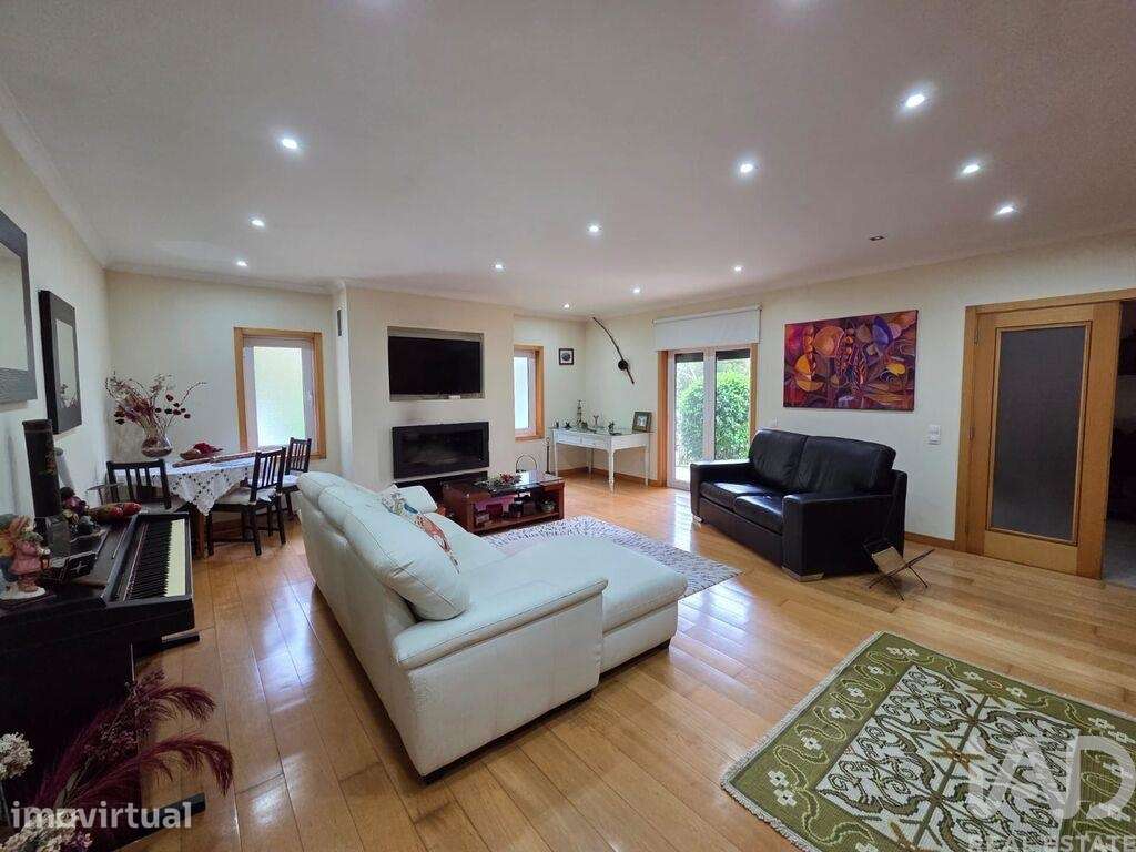 Casa / Villa T4 em Santa Comba Dão e Couto do Mosteiro de 262 m2 - Grande imagem: 3/36