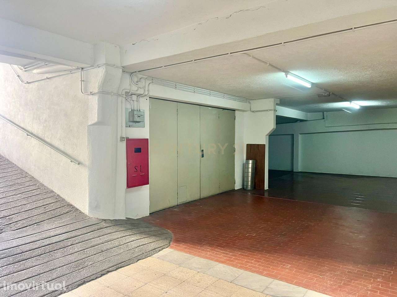 Garagem com wc e bancada cozinha Venteira - Rua Bernardim Ribeiro - Grande imagem: 4/18