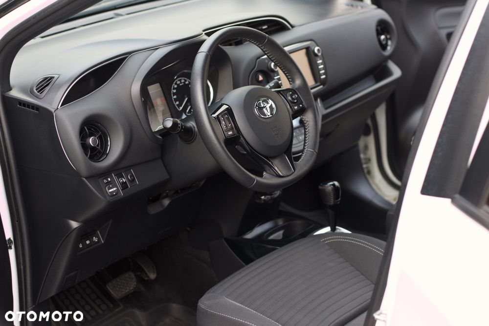 Toyota Yaris Hybrid 100 Selection Pure - 11