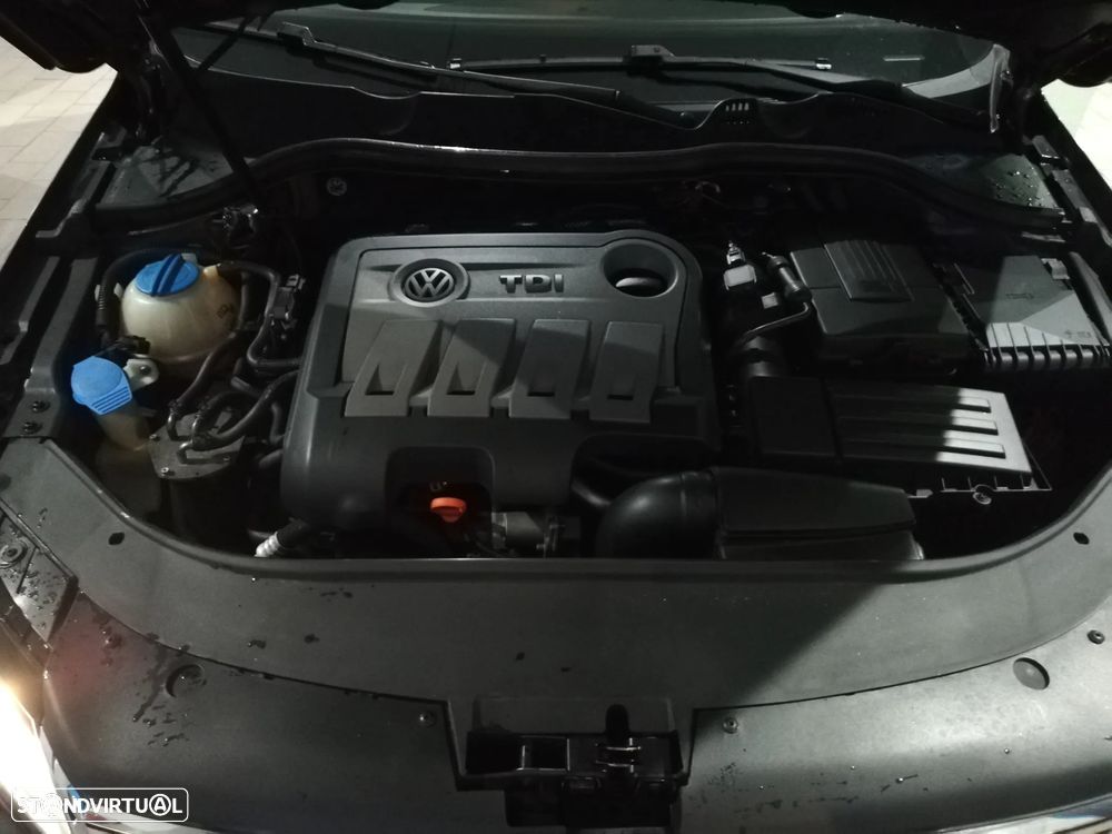VW Passat Variant 1.6 TDI DPF BlueMotion Highline - 19