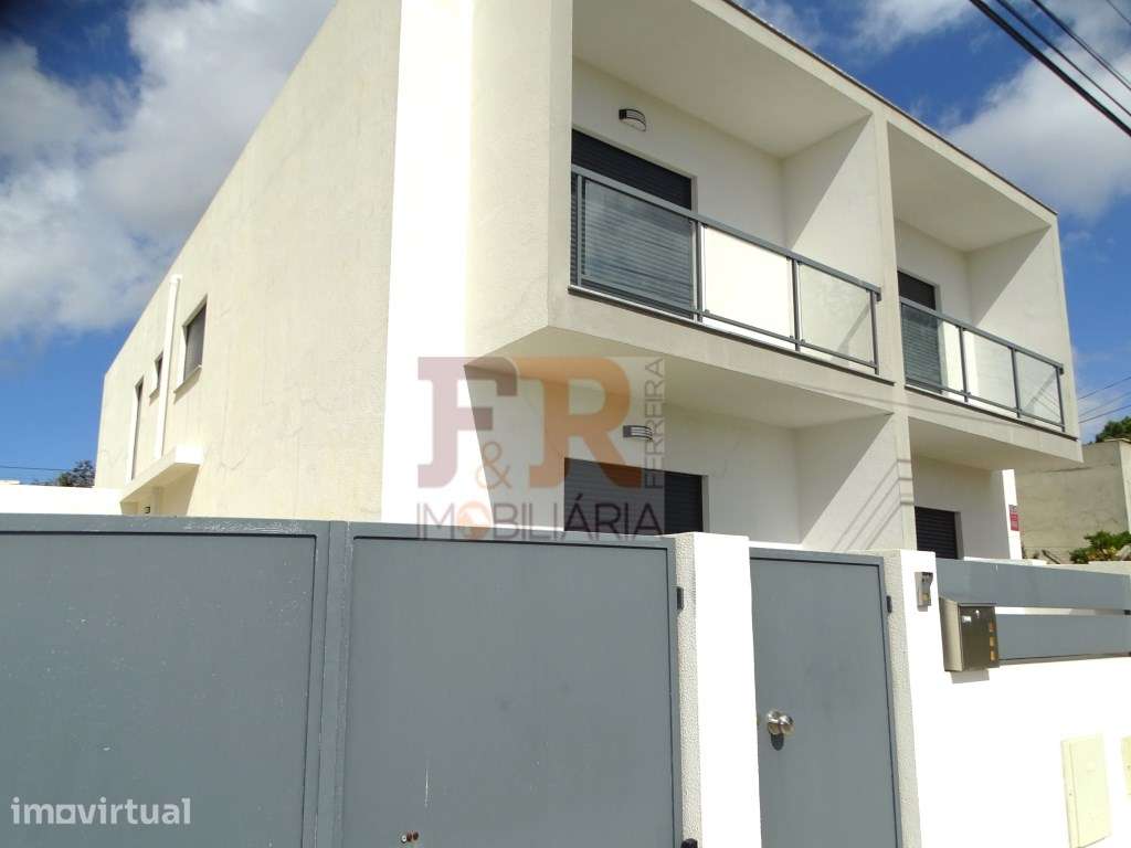 Moradia Geminada Duplex T3 semi-nova com Pérgula , Fernão Ferro
di... - Grande imagem: 5/30
