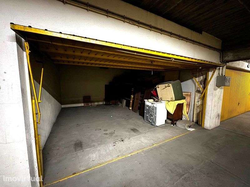 Garagem fechada para dois carros em Miraflores - Algés - Grande imagem: 3/4