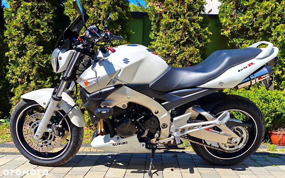 Suzuki GSR - 3