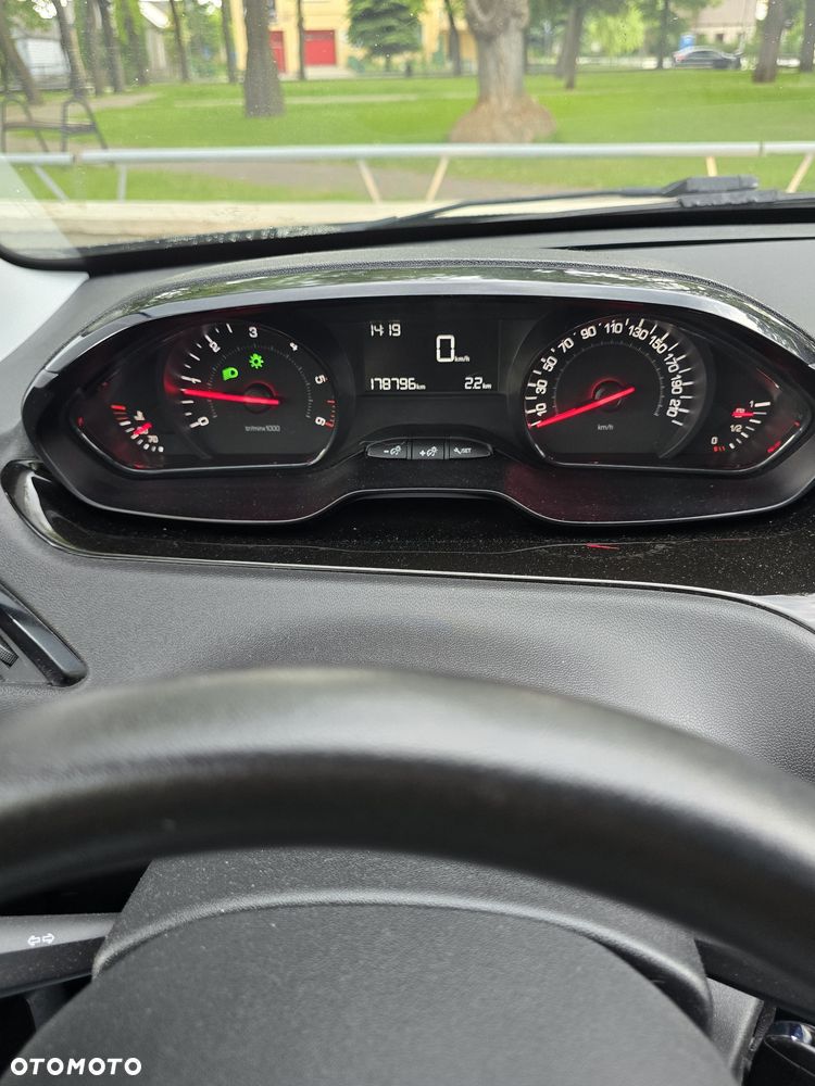 Peugeot 208 - 8