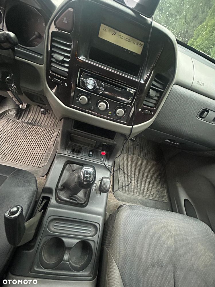 Mitsubishi Pajero - 21