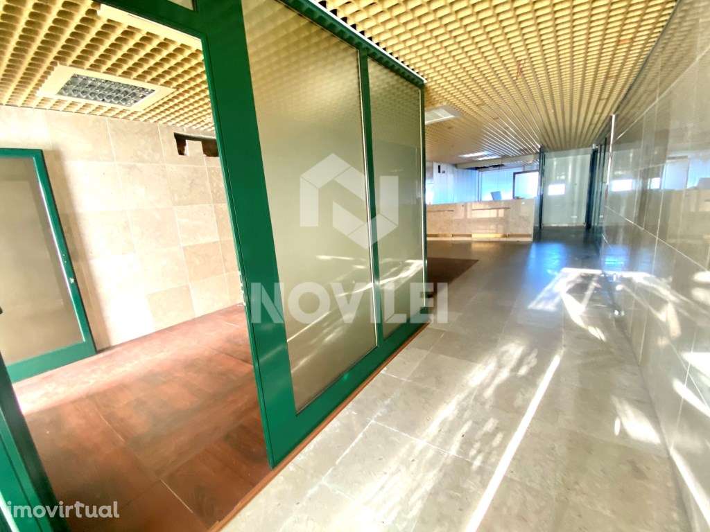 Loja de Rua com 221m2 c/ 2 pisos, na EN109 no centro da Guia - Grande imagem: 3/16