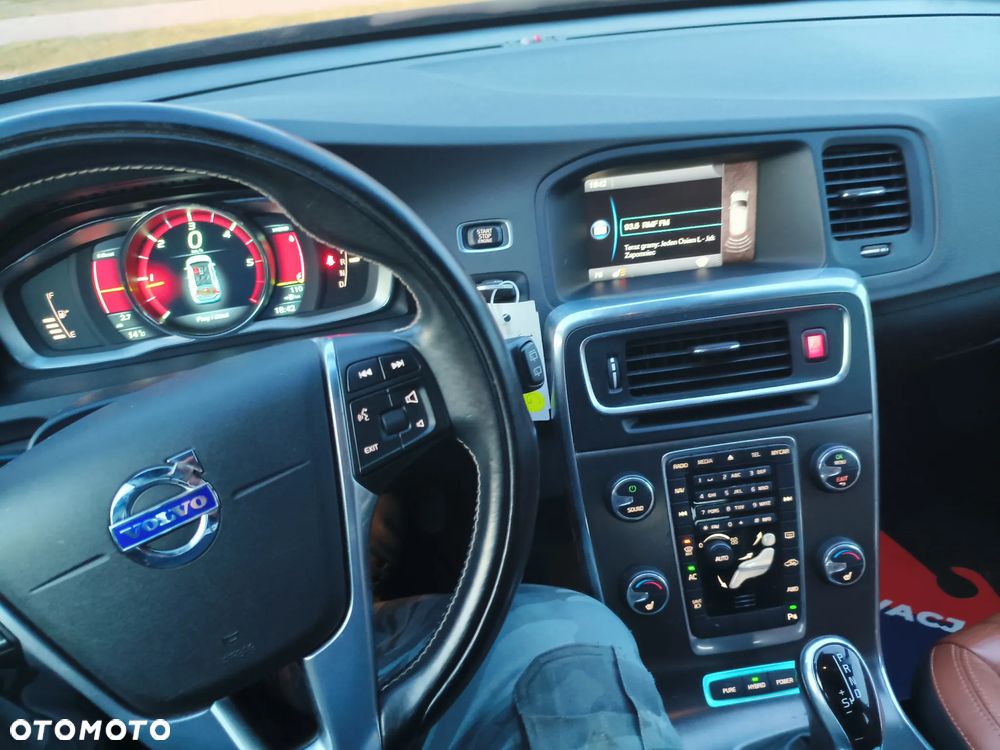 Volvo V60 D6 AWD Plug-in Hybrid R-Design Momentum - 9