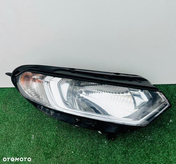LAMPA PRAWA REFLEKTOR PRAWY FORD ECOSPORT ZWYKŁA HALOGENOWA  LED DZIENNY