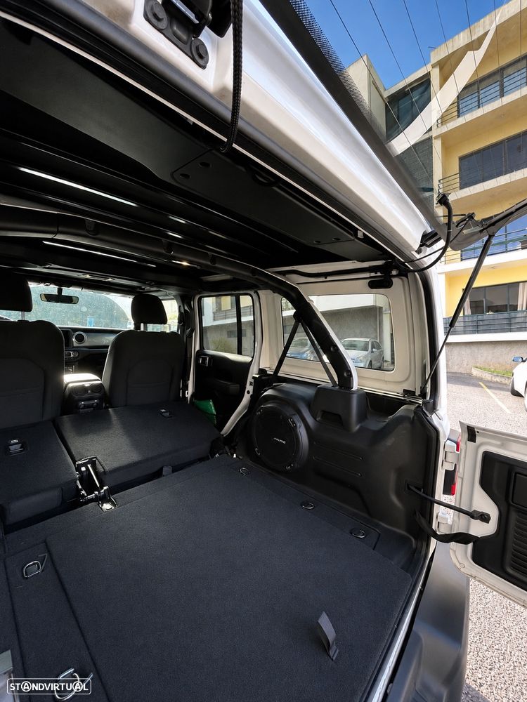 Jeep Wrangler Unlimited 3.8 Auto Sahara - 11