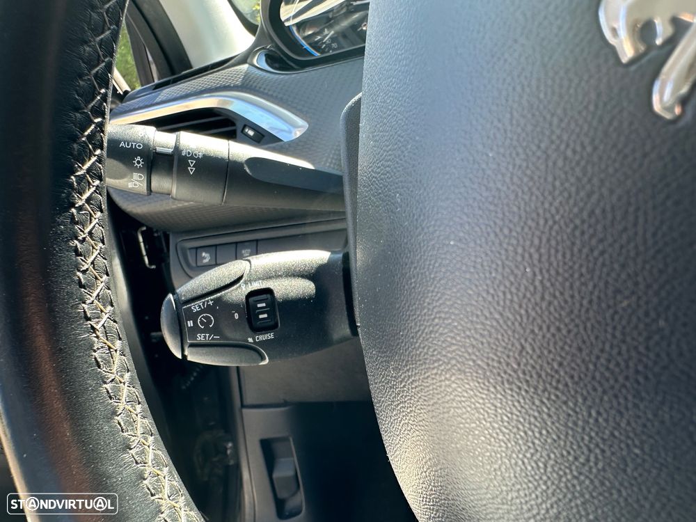 Peugeot 2008 1.2 PureTech Allure EAT6 - 24