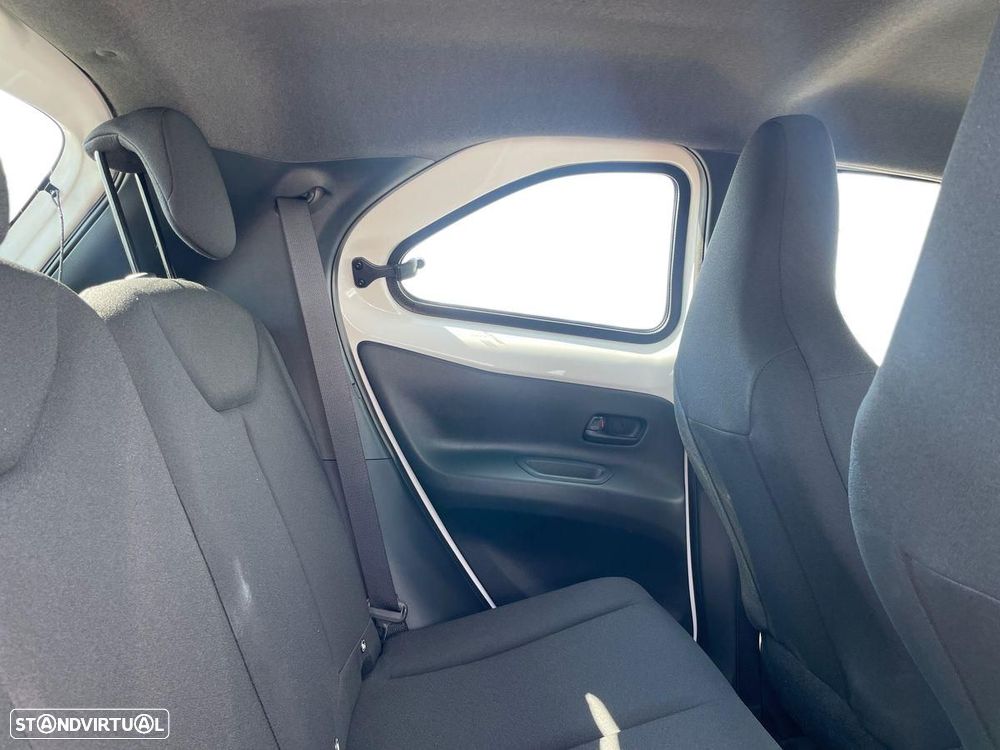 Toyota Aygo X 1.5 Hybrid Play - 16