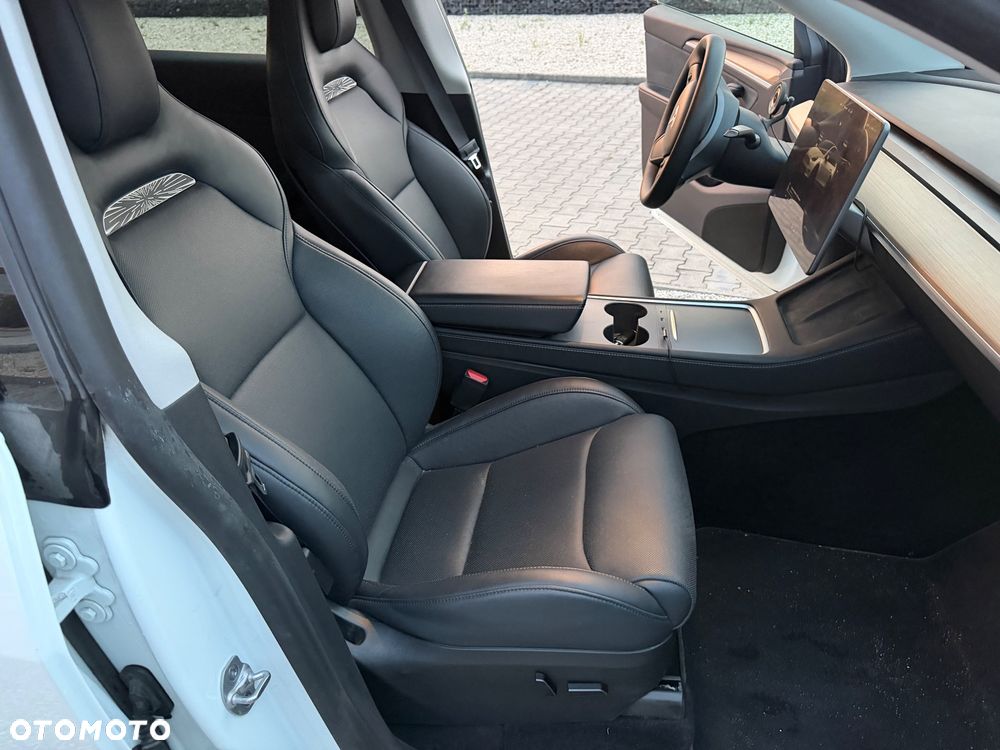 Tesla Model Y - 8