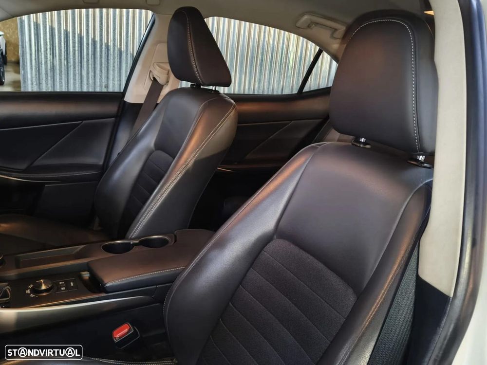 Lexus IS 300H Executive - 23