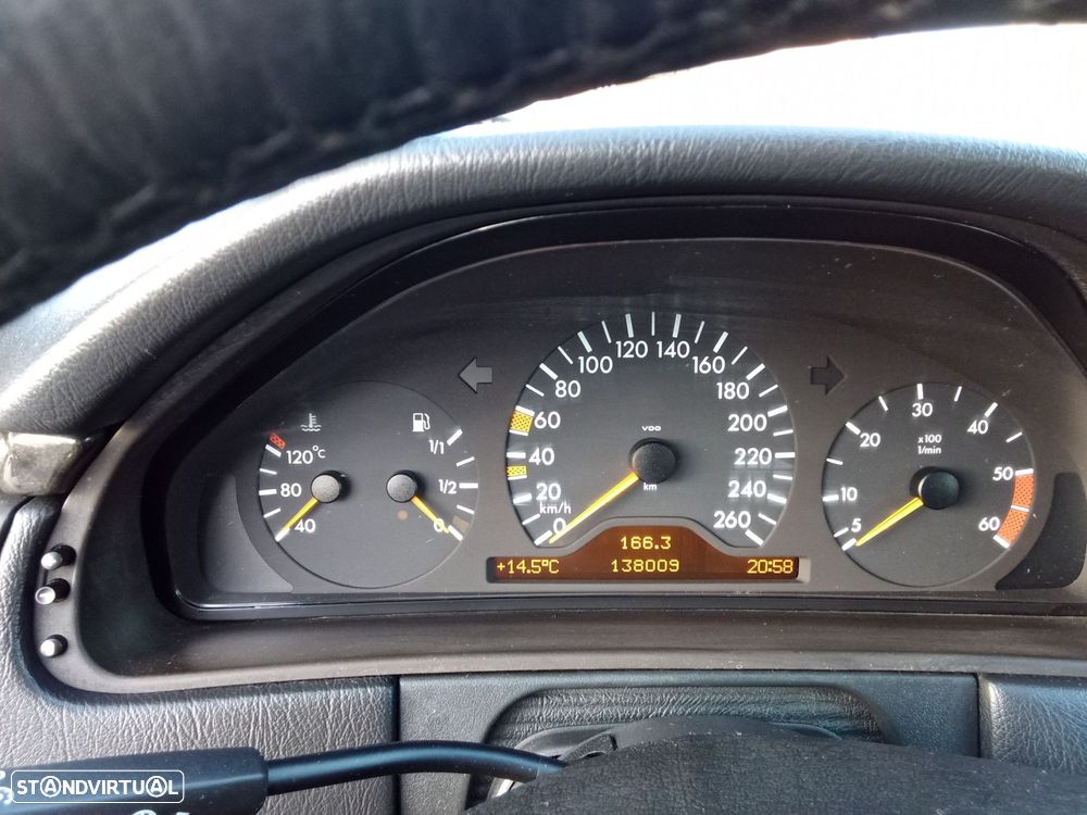 Mercedes-Benz E 300 TD Classic - 12