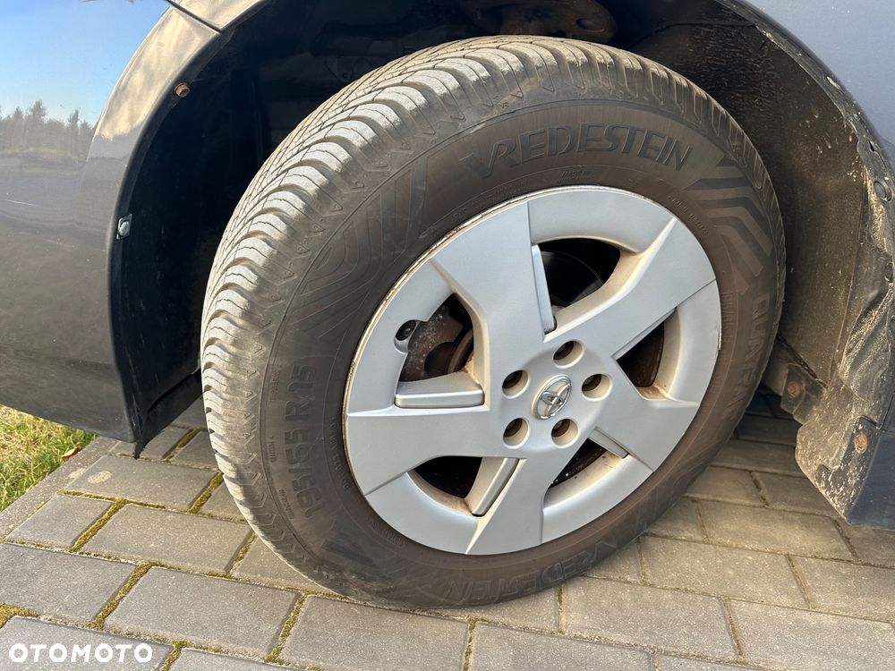 Toyota Prius (Hybrid) Life - 14