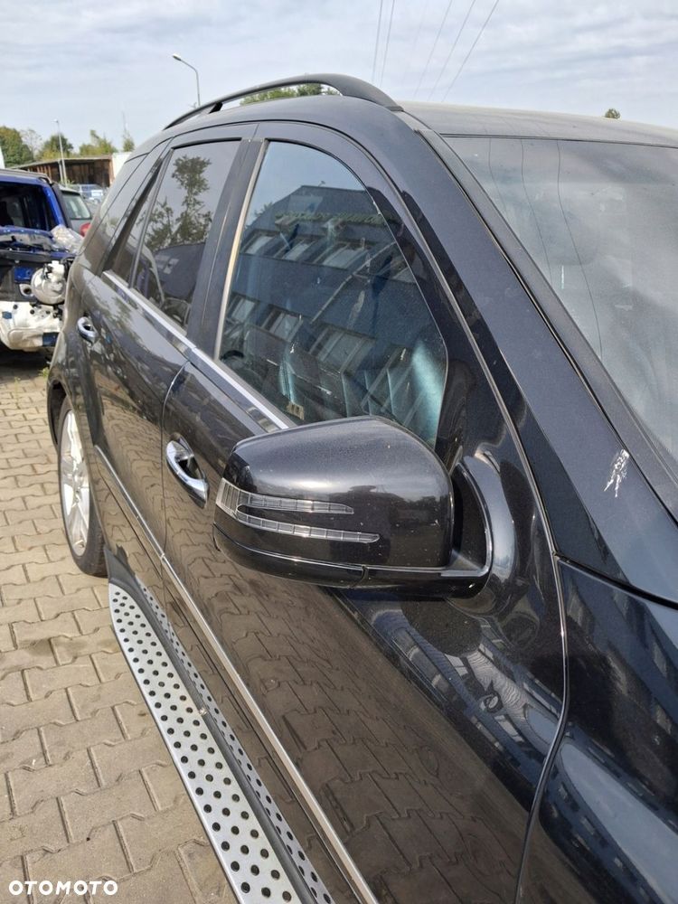 MERCEDES ML W164 LIFT 08-11 lusterko prawe kompletne C197