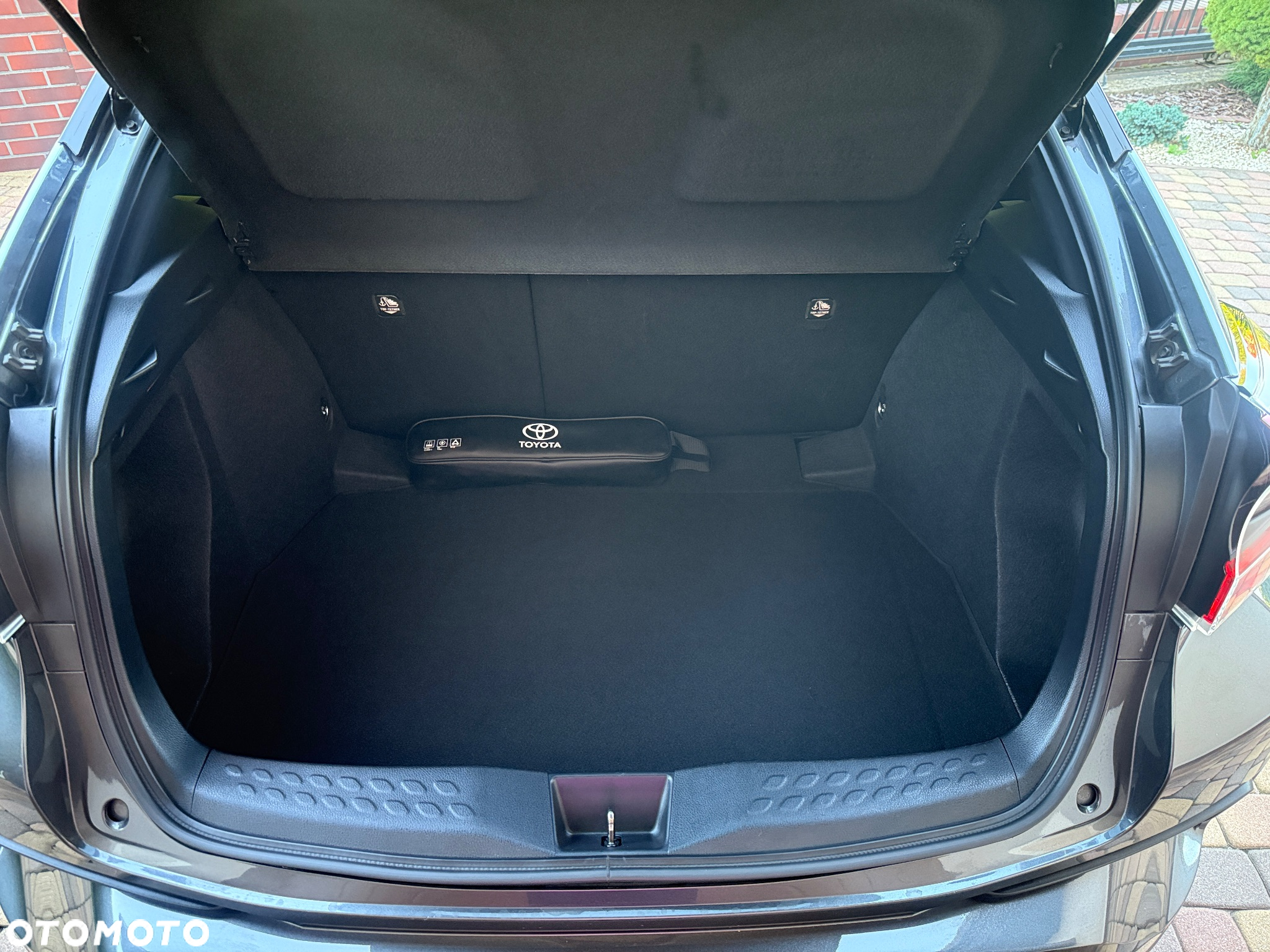 Toyota C-HR Hybrid Style Selection - 17