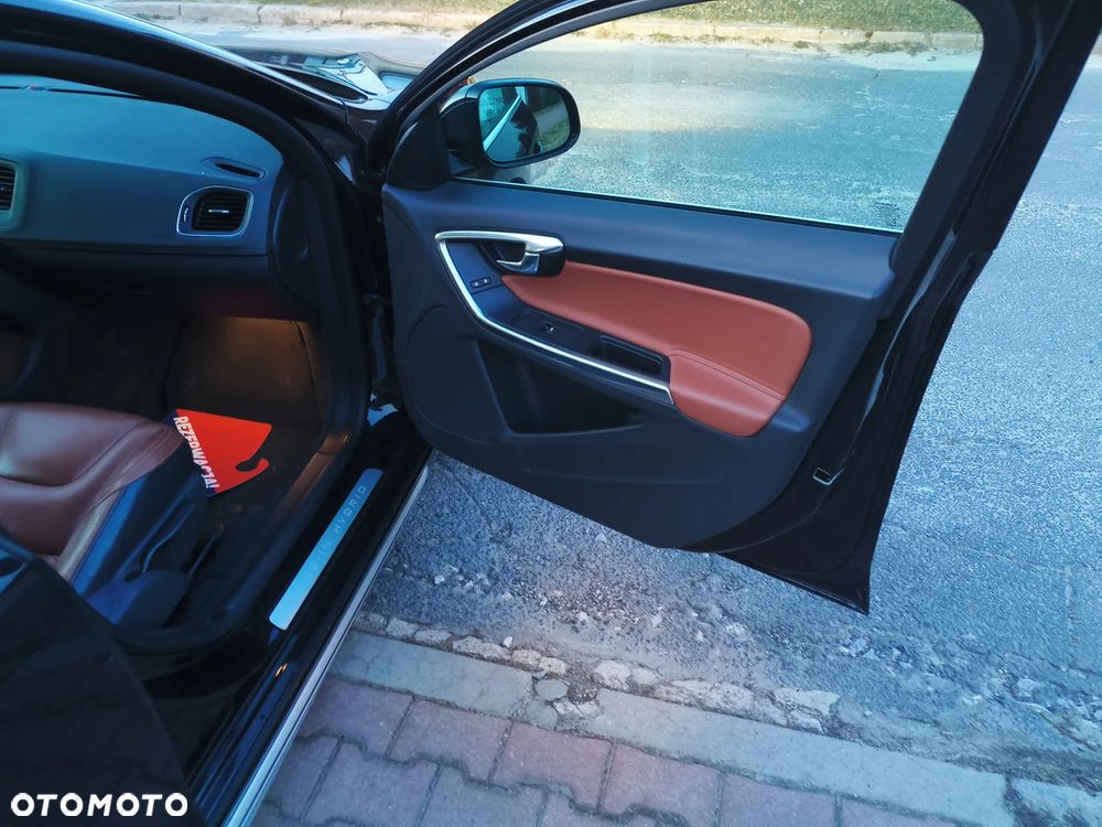 Volvo V60 D6 AWD Plug-in Hybrid R-Design Momentum - 15