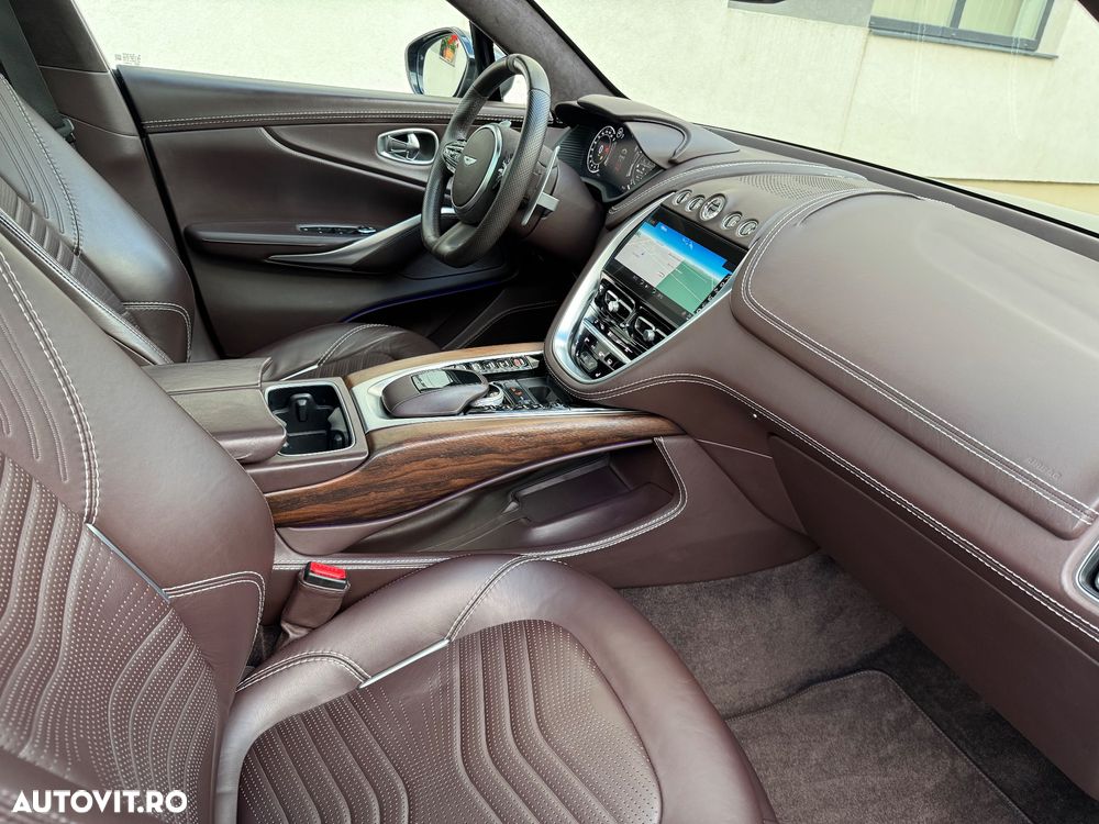 Aston Martin DBX - 21