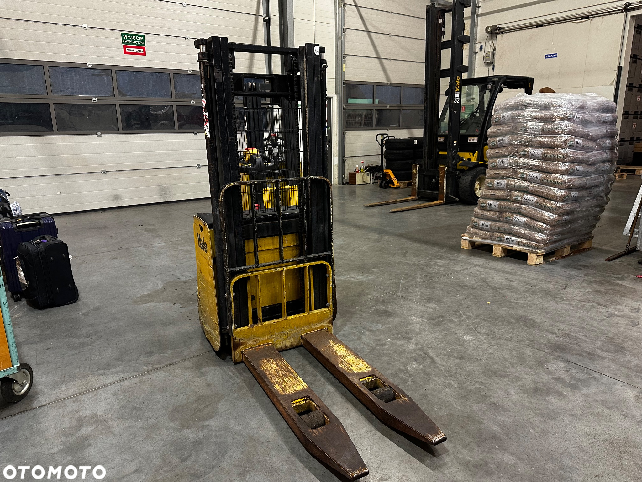 Yale MS16 elektryczny wózek ręczny Paleciak Triplex 4,3M / 1,4T - 2