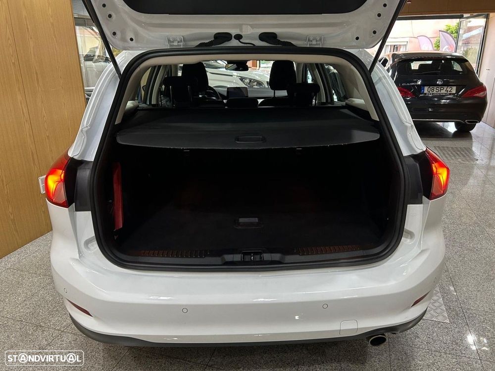 Ford Focus 1.5 TDCi ECOBlue Active — fotografia 8