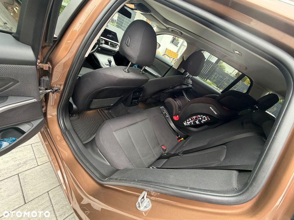 BMW Seria 3 318d M Sport - 9