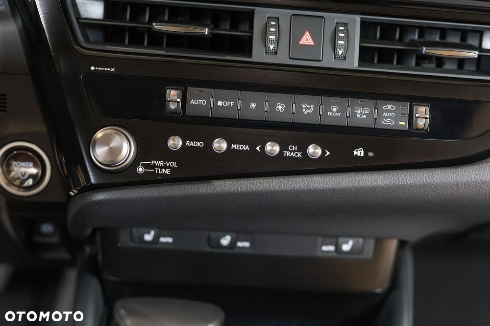 Lexus ES 300h F Sport Design - 22