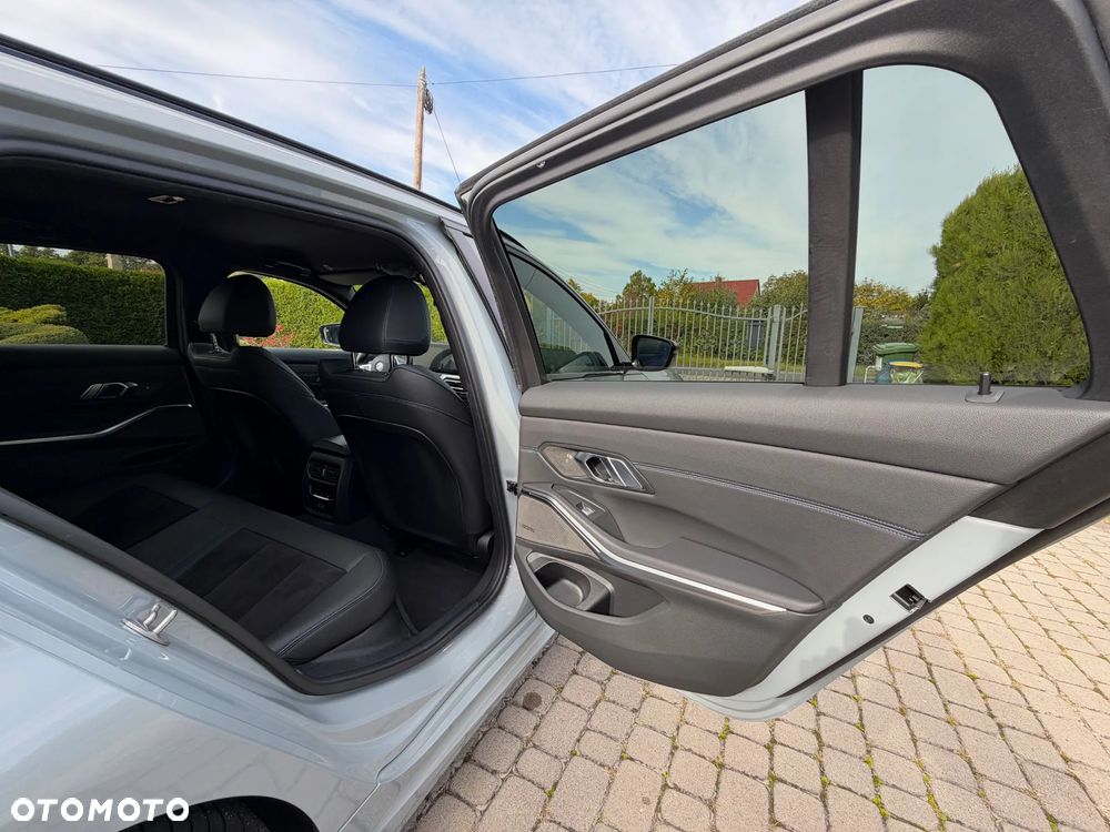 BMW Seria 3 320d xDrive M Sport - 32