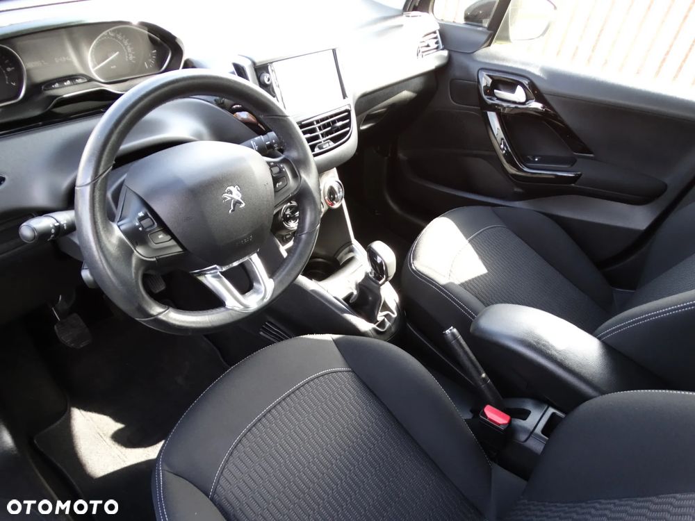 Peugeot 208 - 10