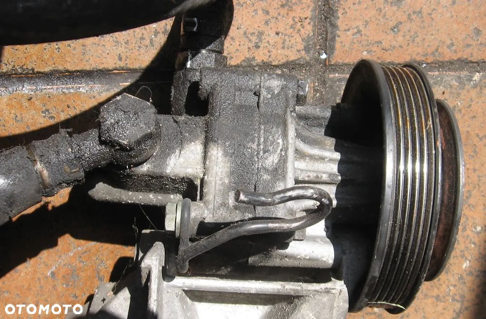 058145523F pompa wspomagania wspornik AUDI A4 B5 1.8 - 3
