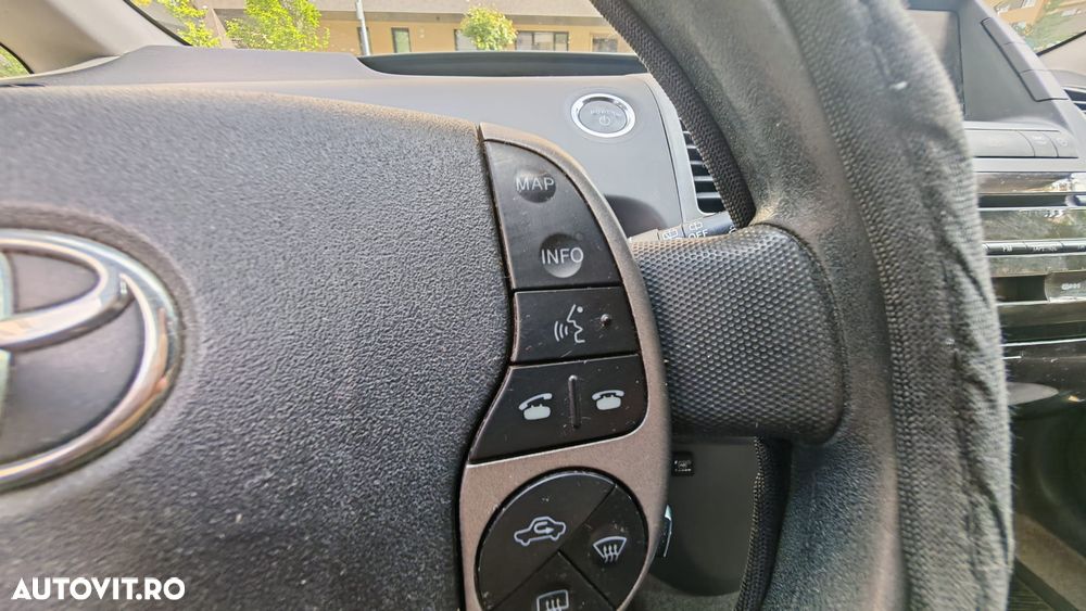 Toyota Prius (Hybrid) Executive - 17