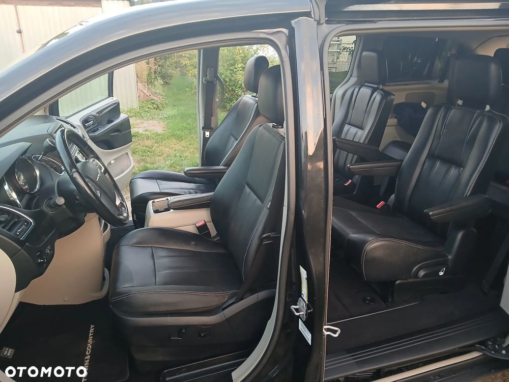 Chrysler Town & Country 3.6 Limited - 15