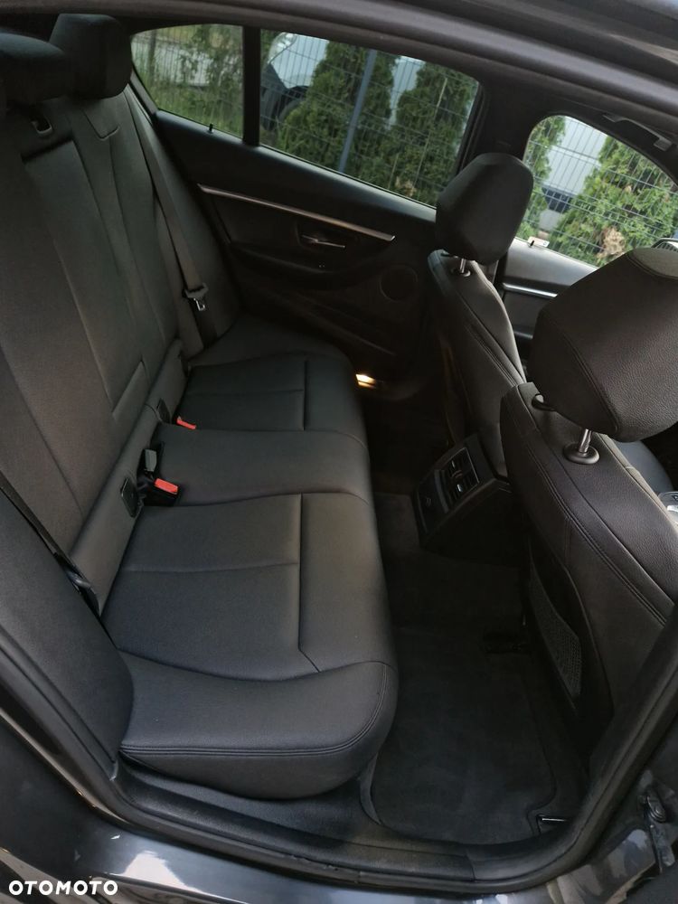 BMW Seria 3 330i xDrive - 12