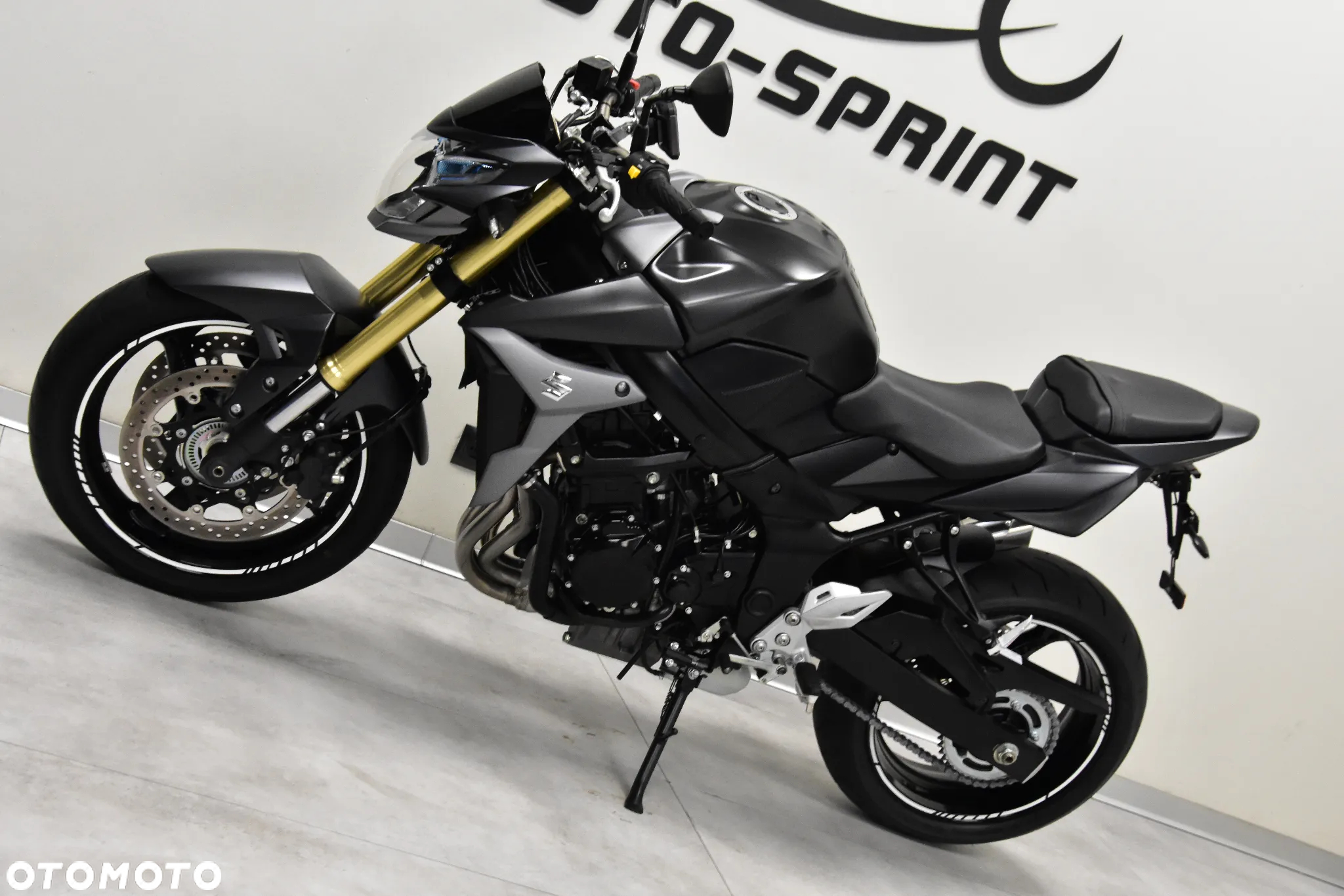 Suzuki GSR - 8
