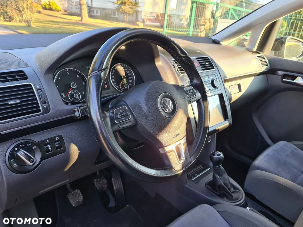 Volkswagen Touran - 12