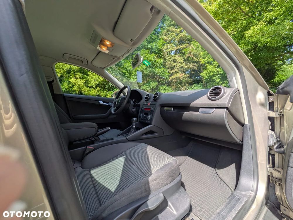 Audi A3 Sportback 1.6 FSI Ambiente - 25