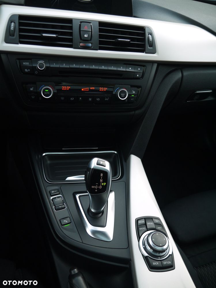 BMW Seria 3 320d Touring Efficient Dynamics Edition - 28