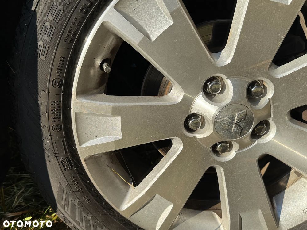 Mitsubishi Outlander 2.0 DID Intense + - 24