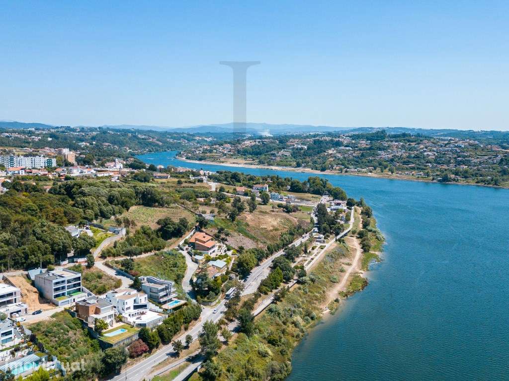 Moradia T4+T2 R/C Independente Gondomar - Possibilidade Permuta - Grande imagem: 2/47