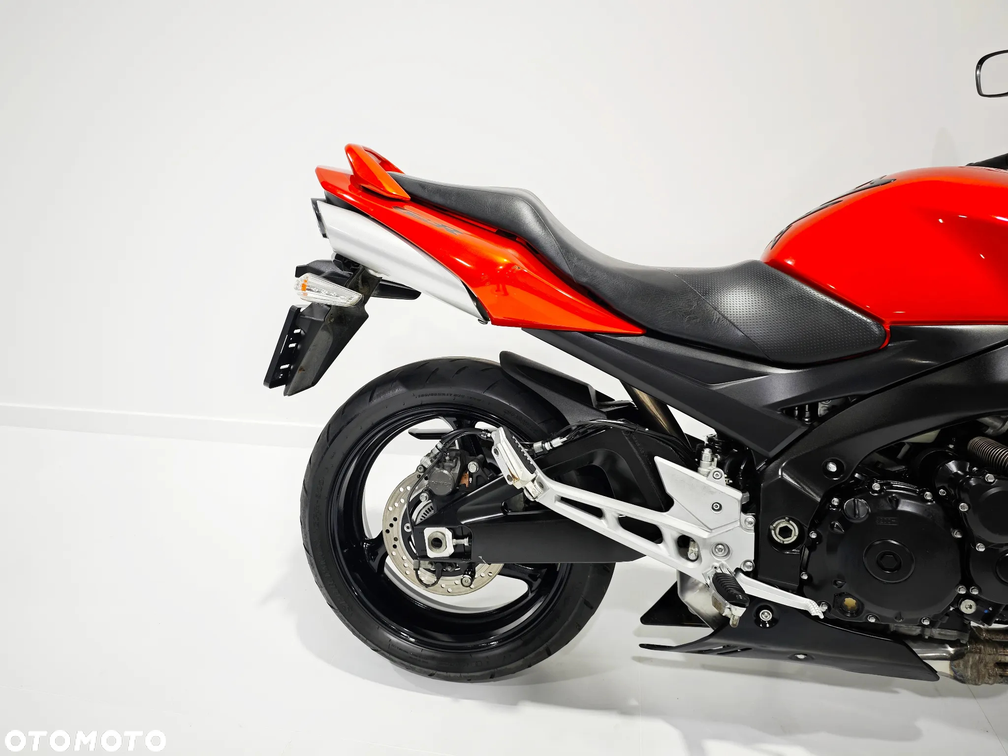 Suzuki GSR - 8