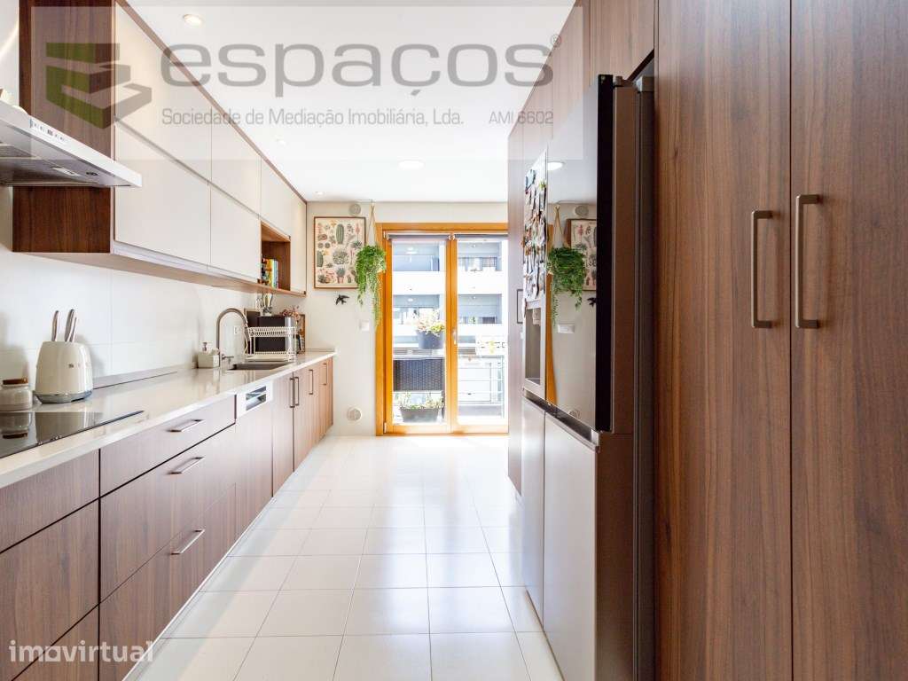 Apartamento T3 moderno com varanda, parqueamento e arrecadação. - Grande imagem: 2/29