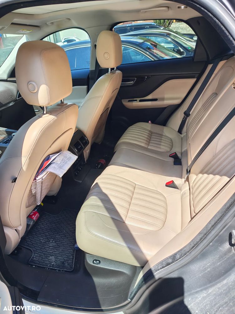 Jaguar F-Pace 20d AWD Pure - 3