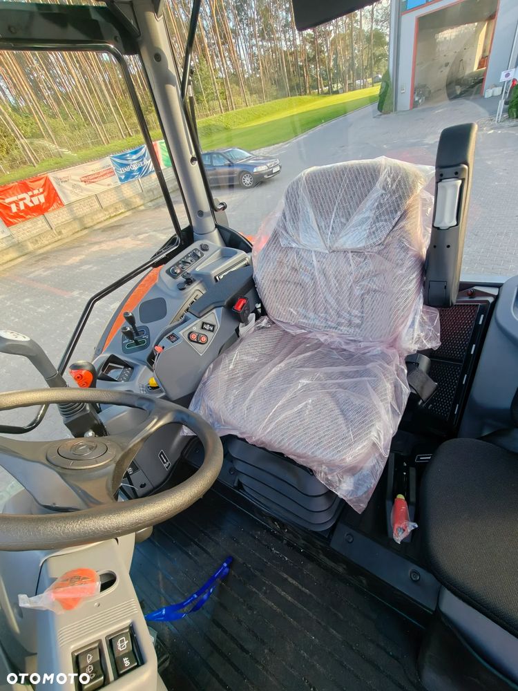 Kubota M6-121 Utility - 9