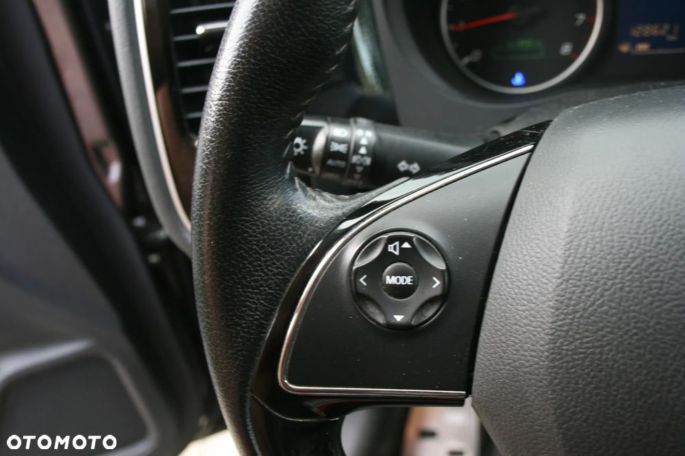 Mitsubishi Outlander 2.0 Invite + 2WD - 20