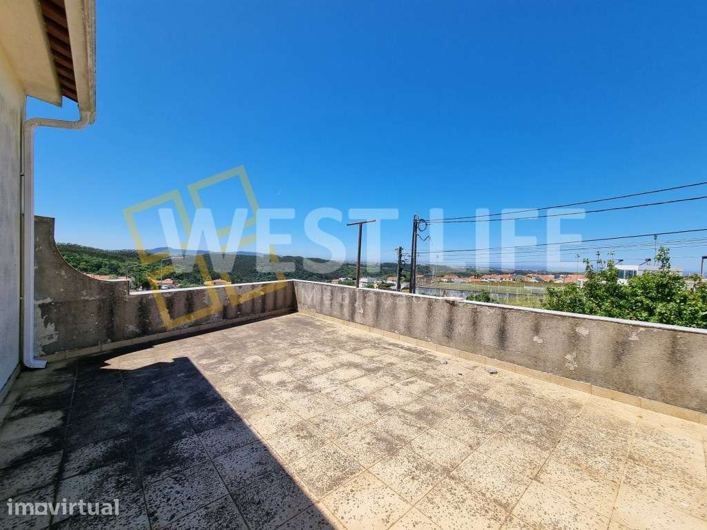 Moradia T2+2 com potencial de remodelação inserida num lote de 940m... - Grande imagem: 2/20