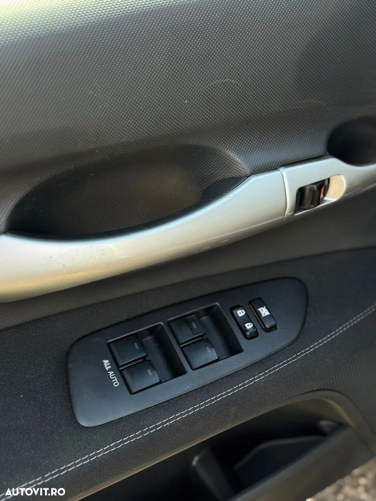 Toyota Auris 2.0 D-4D DPF Sol - 33