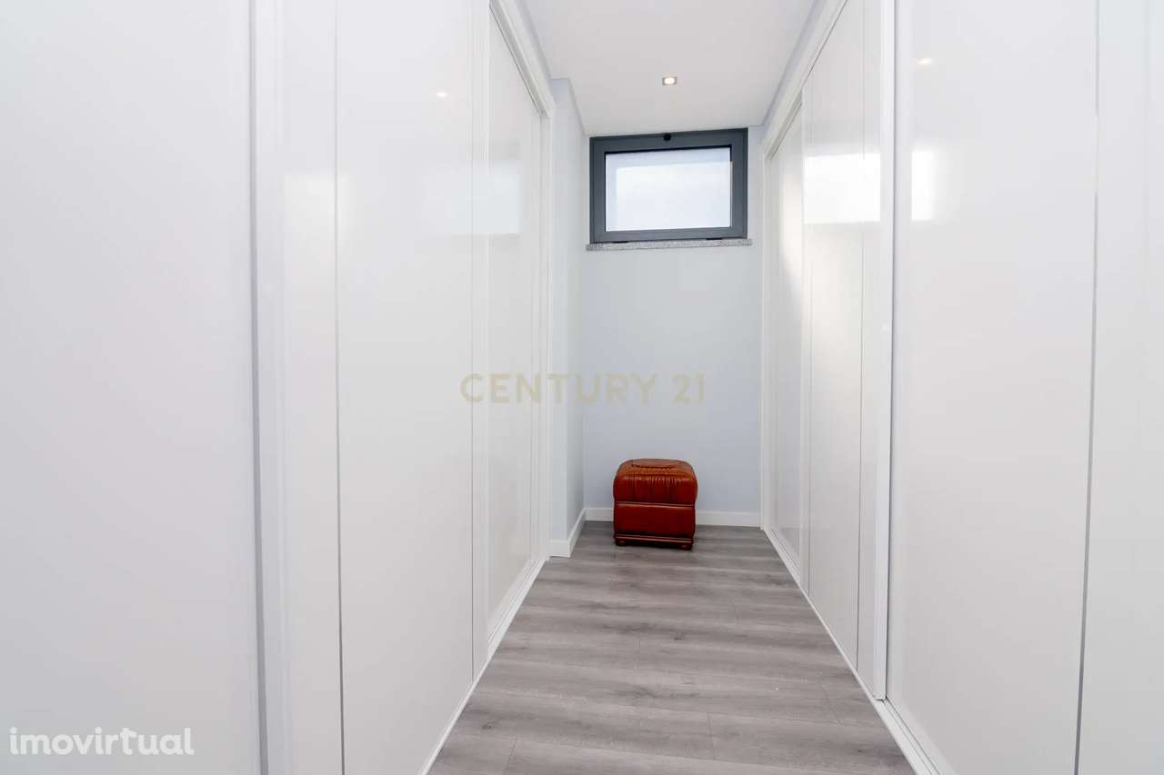 FABULOSA MORADIA V4 DE LUXO NOVA, COM PISCINA, CARPORT, DOIS PISOS - Grande imagem: 4/60