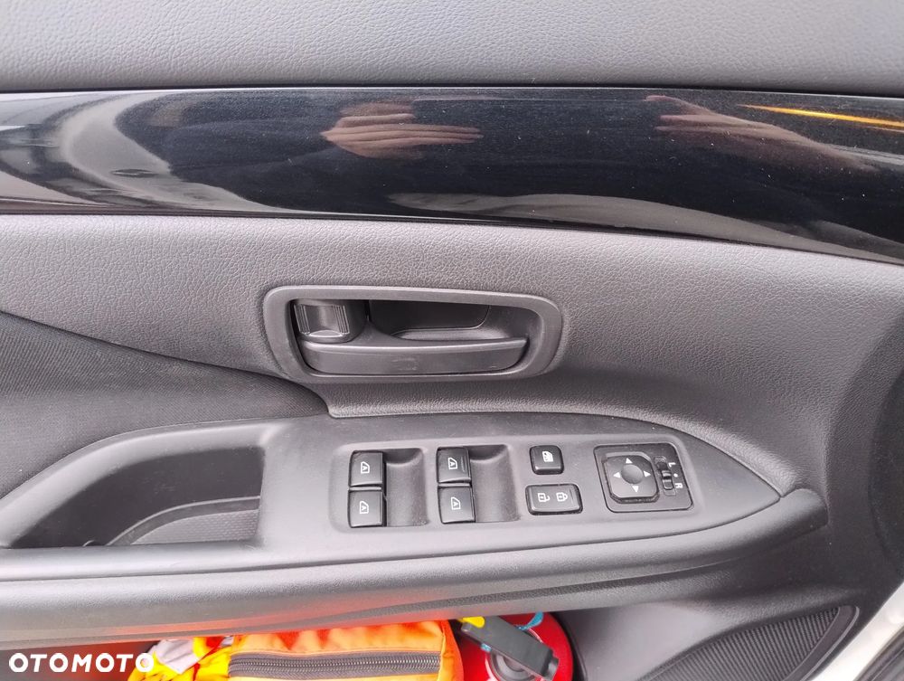 Mitsubishi Outlander 2.0 Invite + 2WD - 12