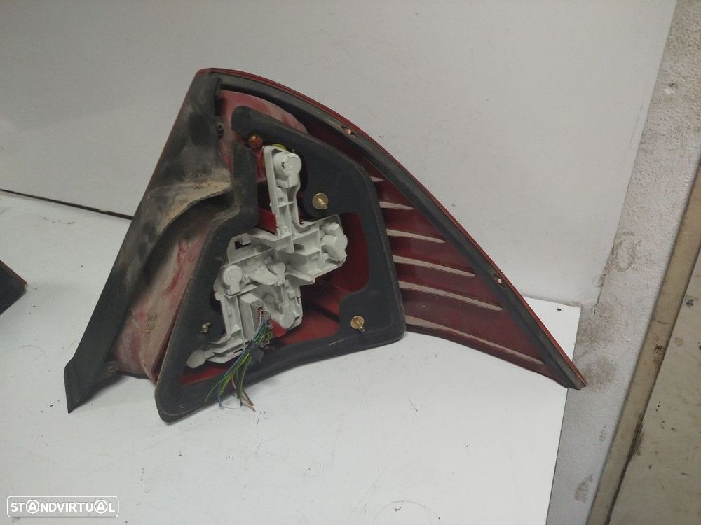 Farolim Stop Dto Ford Mondeo Iii Três Volumes (B4y) - 2