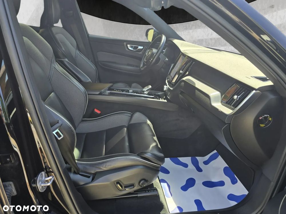 Volvo XC 60 B4 D AWD Plus Dark - 17
